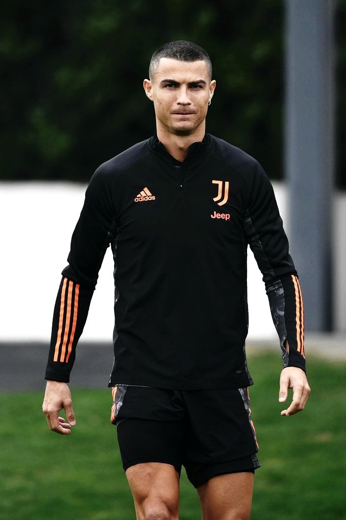 AwayDaysClub_'s tweet photo. GIVEAWAY: If Cristiano Ronaldo scores first against Barcelona, we’ll giveaway a copy of Football Manager 2021 to one follower. 🎮⚽️

Simply retweet and follow us to enter. Good luck. 🔄🎄 https://t.co/LIf5Dw2wnI
