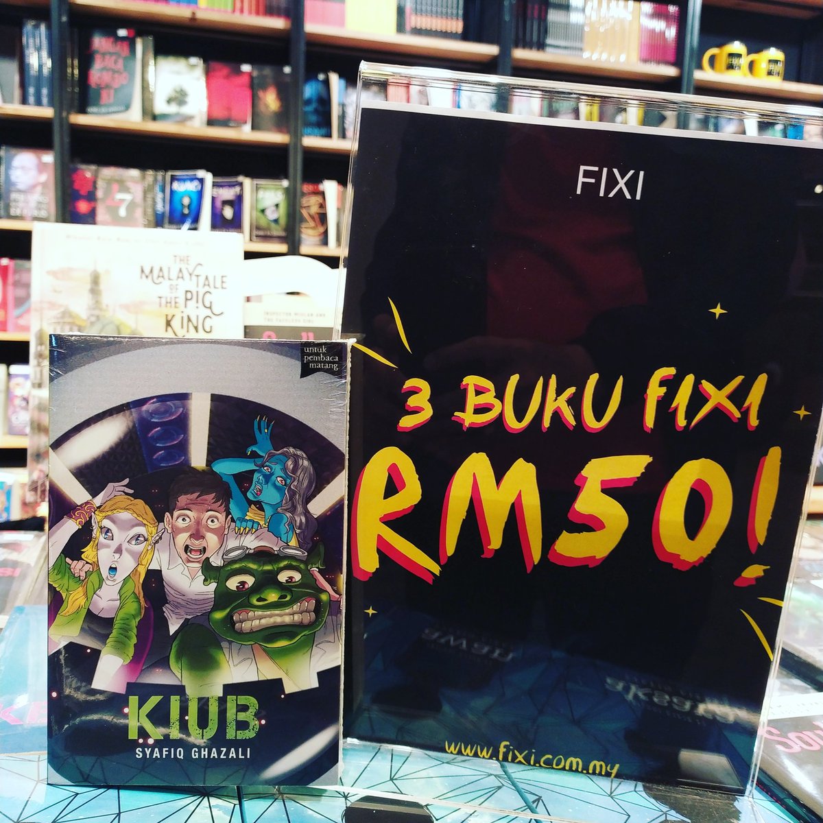 KedaiFixi's tweet photo. Melorr terpandang sebuah cermin besar yang terpasang di luar kedai cermin mata. Dia hampirinya dan meneliti penampilannya. Dahinya berkerut. Di kepalanya terlilit kain berwarna putih. Ia tebal, menutup sebahagian besar wajahnya dan memanjang ke belakang. https://t.co/Y2G53fVl4G