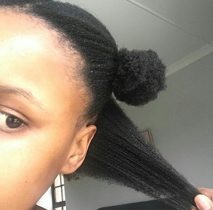 Earthy_sa's tweet photo. Bad heat is very likely to cause excessive breakage and cause damage to your hair's elasticity (your hair's ability to bounce back when you strech it out and let it go, as in the picture) https://t.co/PPTDCklGCd