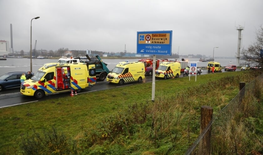 Vrouw overleden bij zware aanrijding Kanaaldijk IJmuiden [IJMUIDEN] Bij een frontale aanrijding op de Kanaaldijk in IJmuiden is vanmiddag een automobiliste overleden.