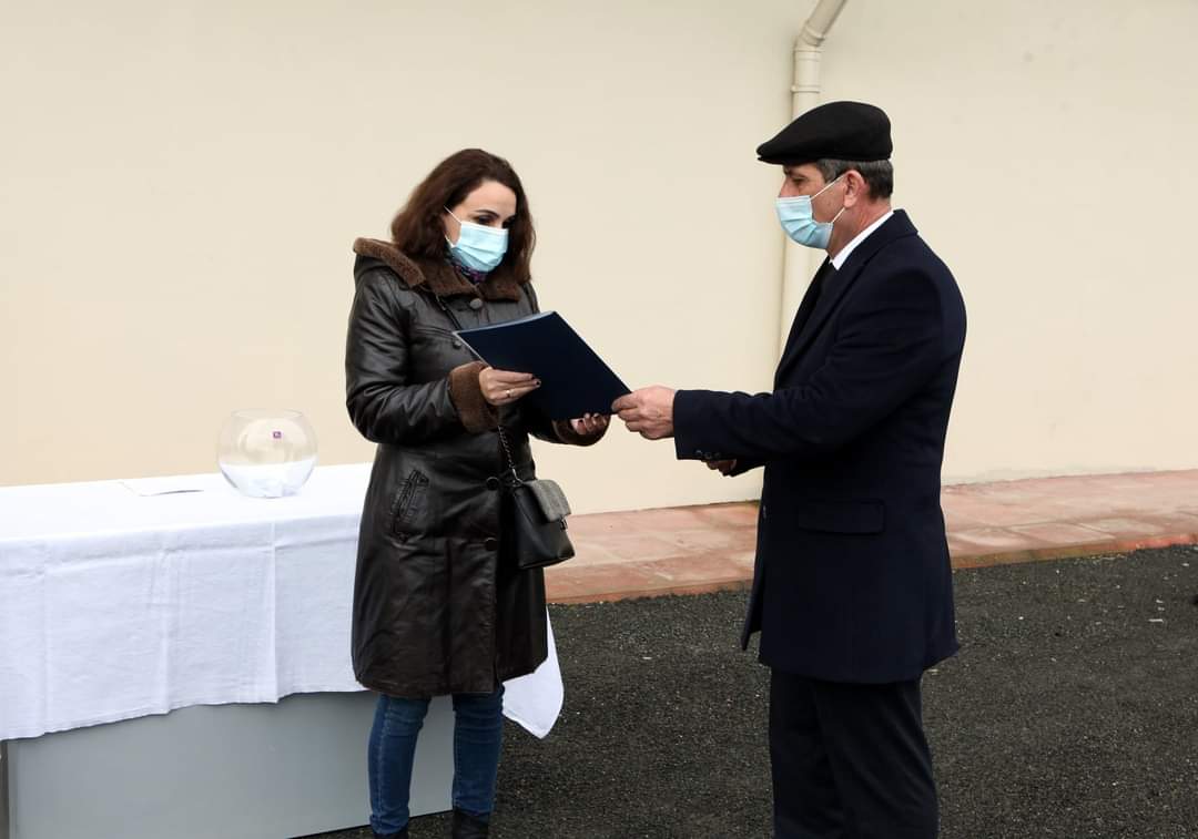 sosial_gov_az's tweet photo. Əmək və Əhalinin Sosial Müdafiəsi Nazirliyi tərəfindən Lənkəran şəhərində bir qrup şəhid ailəsi və Qarabağ müharibəsi əlili mənzillərlə təmin edilib.

Ətraflı: https://t.co/e9liVTVhPO

#SXA #DövlətVətəndaşınYanındadır #SosialGovAz https://t.co/4asacp5rPk