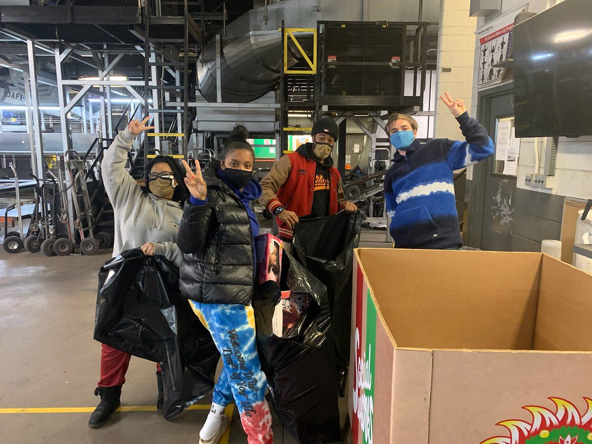 Upsers in Central Plains are supporting @SocialWorks and #warmestwinterever by providing relief for individuals experiencing extreme hardship in Chicago. Thank you Jeff Street Team! @lalejandro1983 @CP_UPSers @UPS