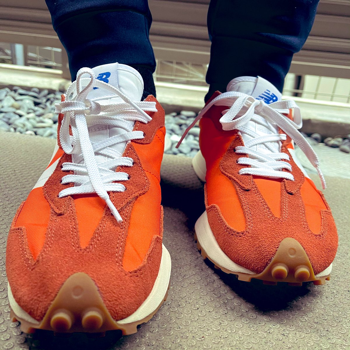 pakusako's tweet photo. 比較的楽だったので足元も明るめ。
アクセントでしてはなかなか良いかも。
紐が緩んでるの気づかず…
あんまり寒くもなくパーカーに戻る。
最後はおまけ。サクッと行く時はコレ。
革メンテしましたがどうでしょうか。
#ニューバランス
#newbalance
#MS327CLA
#CT576OGG
#パタゴニア
#patagonia https://t.co/aHaVWyXdie