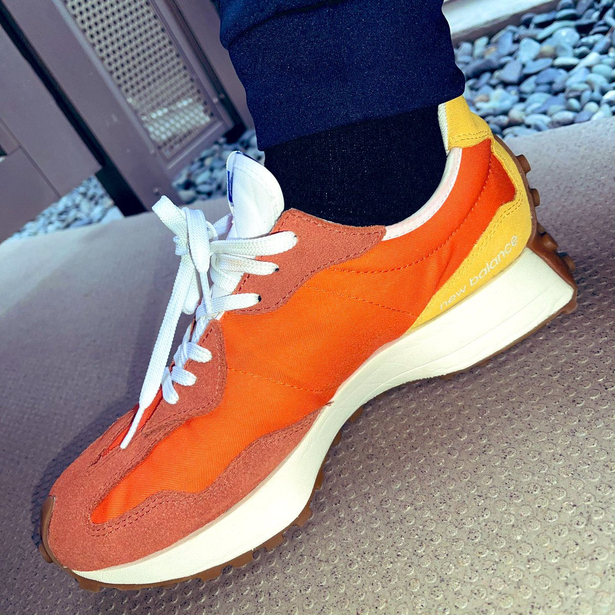 pakusako's tweet photo. 比較的楽だったので足元も明るめ。
アクセントでしてはなかなか良いかも。
紐が緩んでるの気づかず…
あんまり寒くもなくパーカーに戻る。
最後はおまけ。サクッと行く時はコレ。
革メンテしましたがどうでしょうか。
#ニューバランス
#newbalance
#MS327CLA
#CT576OGG
#パタゴニア
#patagonia https://t.co/aHaVWyXdie