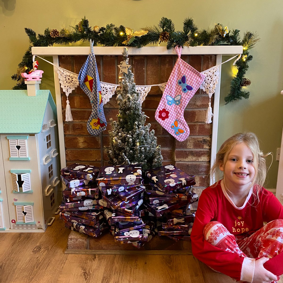 LibraryFormby's tweet image. It’s a day off school today and Penny and I have spent the morning wrapping new (and nearly new) books for children in #liverpool to give to their parents and carers this Christmas. #givingisgood #christmasbook #christmascheer #littlelibraryformby #littlefreelibrary #formby