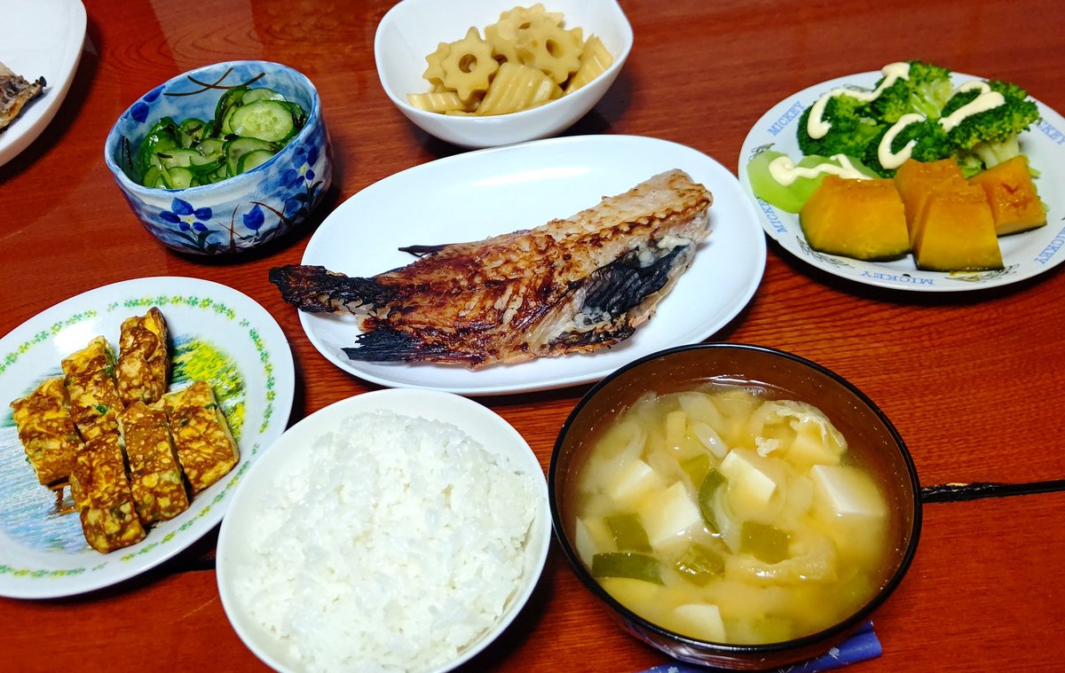 からびんか 12月8日は うそつき豆腐の日 ということだけど お魚焼いちゃったから お豆腐はお味噌汁となりました うそつき豆腐の日 お魚の向きが逆 W