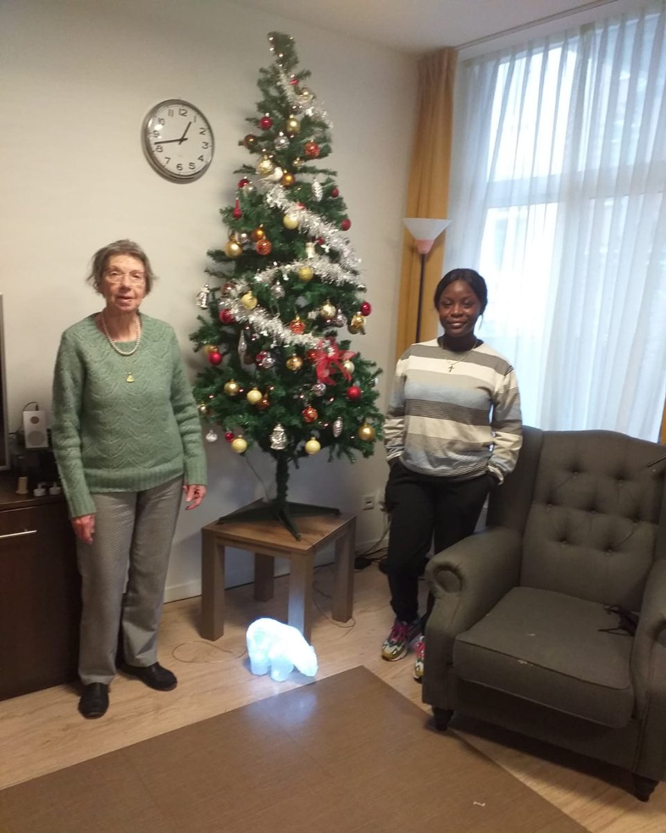 Kloek_wonenzorg's tweet photo. ✨🎄It's beginning to look a lot like Christmas hier bij Kloek! Deze dames hebben de kerstboom prachtig versierd! 🤶🤶 #Kloek #zorg #dementie https://t.co/LH2uHsrnAU