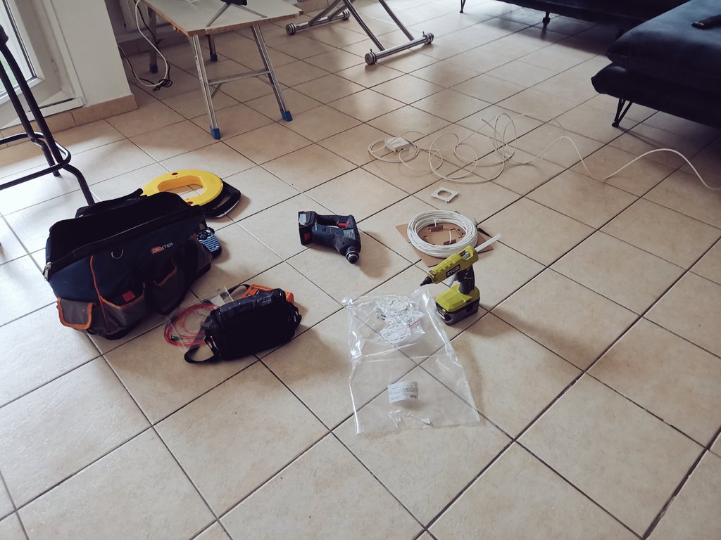 Borisatreactis's tweet photo. Après 9 mois de #teletravail, Boris se fait installer la #fibre 🎉🔌
Bienvenue en 2020 https://t.co/sNPMUGG4ZD