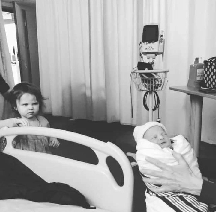 👉🏻 The moment the elder met her new sister.. 😁 😍😍

#MayBee ❤️ 😍