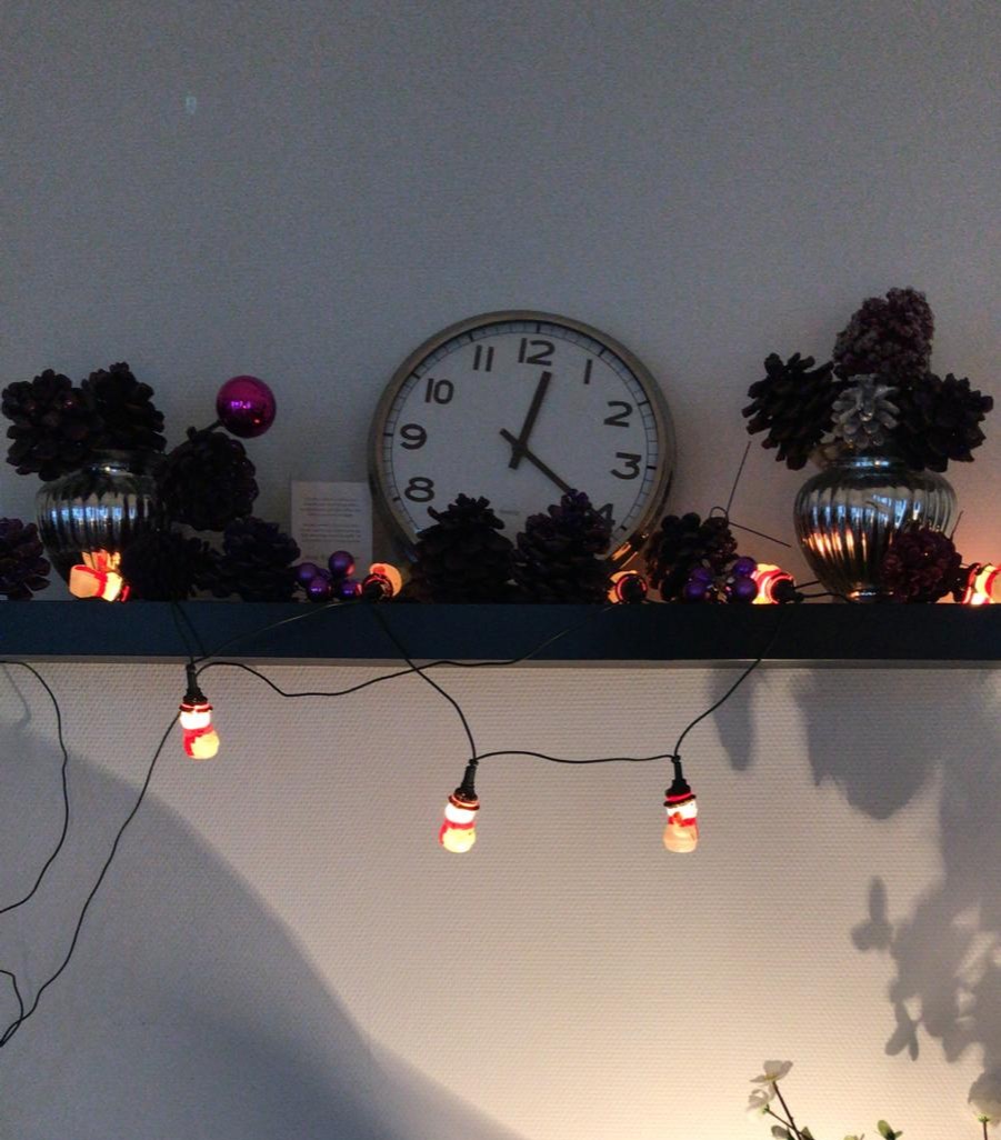 Kloek_wonenzorg's tweet photo. 🎄 Bij Kloek Amsterdam komt de #Kerstsfeer ook gezellig op gang. Samen met de bewoners hebben we de kerstboom opgetuigd en versieringen opgehangen. Hoe knus ziet dit eruit..! 🌟 #zorg #dementie #Amsterdam https://t.co/b964BSWJ4w