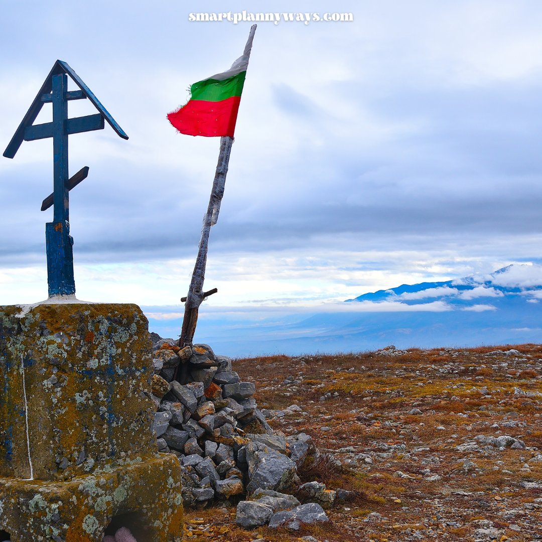 smartplanny's tweet photo. 💒The transition to Boboshevski Ruen peak is easy and combines beautiful altitude views and pilgrimage tourism. You can see several sites: the peak, the Ruen Monastery, and its chapel, a cave as well as the area of the Cross.
👉Read more: https://t.co/s3Ccwun9ci
#explorebulgaria https://t.co/fdGGEruRWl