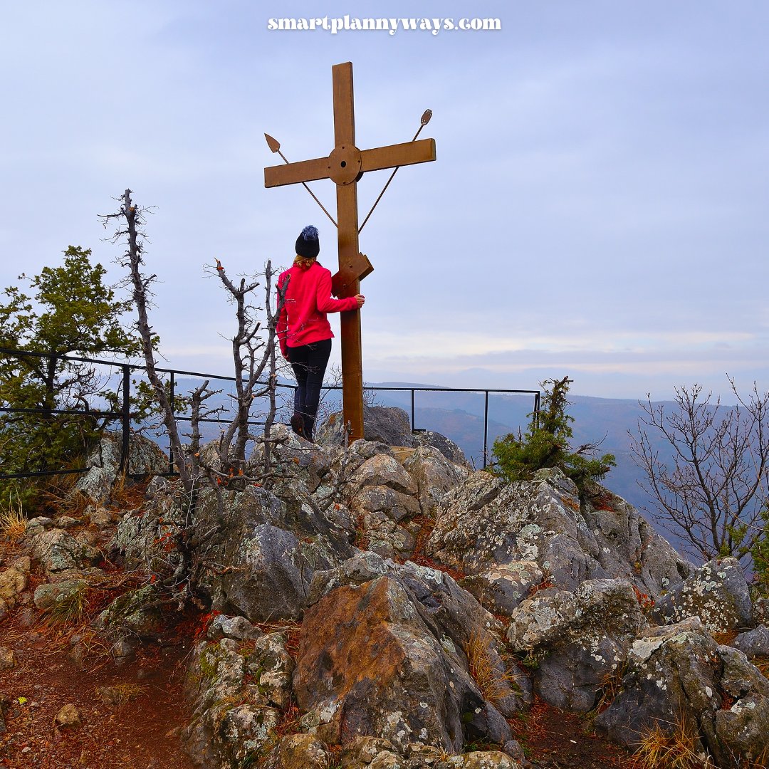 smartplanny's tweet photo. 💒The transition to Boboshevski Ruen peak is easy and combines beautiful altitude views and pilgrimage tourism. You can see several sites: the peak, the Ruen Monastery, and its chapel, a cave as well as the area of the Cross.
👉Read more: https://t.co/s3Ccwun9ci
#explorebulgaria https://t.co/fdGGEruRWl
