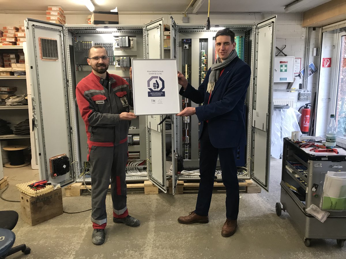 hwkdortmund's tweet photo. IFÜREL EMSR-Technik GmbH &amp; Co. KG. wurde mit dem #HWK-#Ausbildungssiegel geehrt, weil sich der #Herner Betrieb für die #Ausbildung junger Menschen einsetzt. Foto v.l.: Ausbilder Heinrich Wosmüller und Geschäftsführer Dipl.-Ing. Henrich Kleyboldt https://t.co/Z7sszIf7Zw
📸privat https://t.co/Qwjb9kcndG