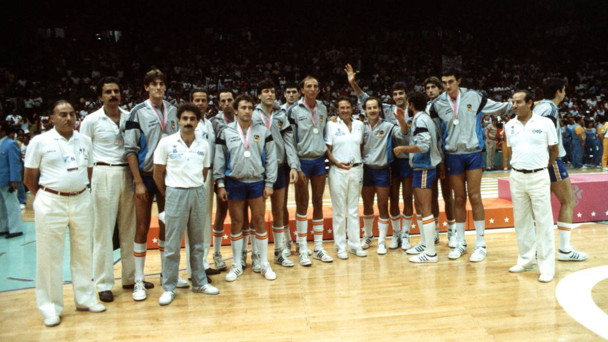 InformePlus's tweet photo. La medalla que transformó para siempre el baloncesto español.

#InformePlus: La Plata de Los Ángeles, el 31 de diciembre en @vamos. https://t.co/bkRemUnmkJ