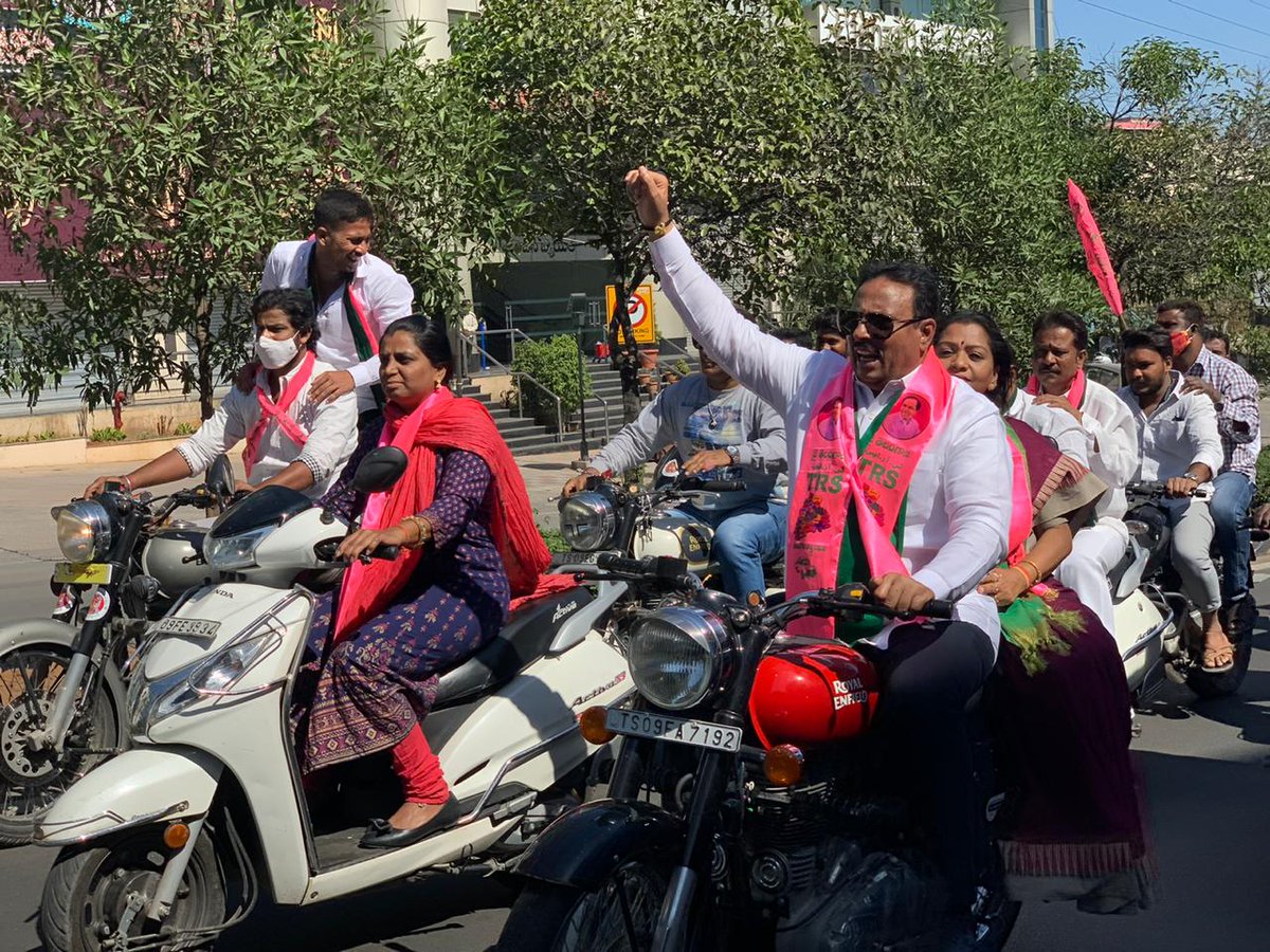 DNRTRS's tweet photo. Rally in support of #BharatBandh #TRSWithFarmers ⁦#isupportfarmers
@GadwalvijayaTRS @mannekavitha4 @KTRTRS⁩ @MPsantoshtrs @trspartyonline @TelanganaCMO https://t.co/tXGHpWneqi