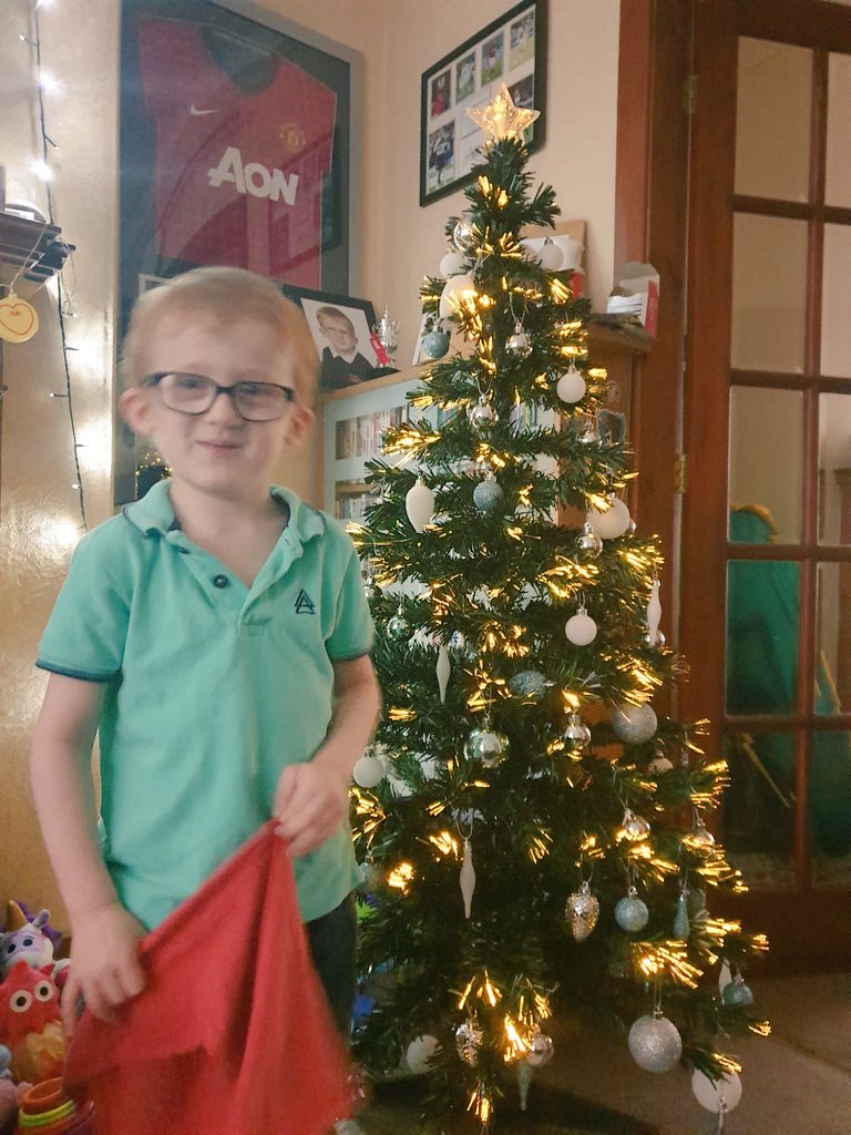 gtfcbird's tweet photo. #startrite #CreateYourCosy @StartRiteShoes Being snuggly and cosy with the smallest one whilst the big boy finds cosy in putting our tree up 🌲 https://t.co/qlsbLXachV