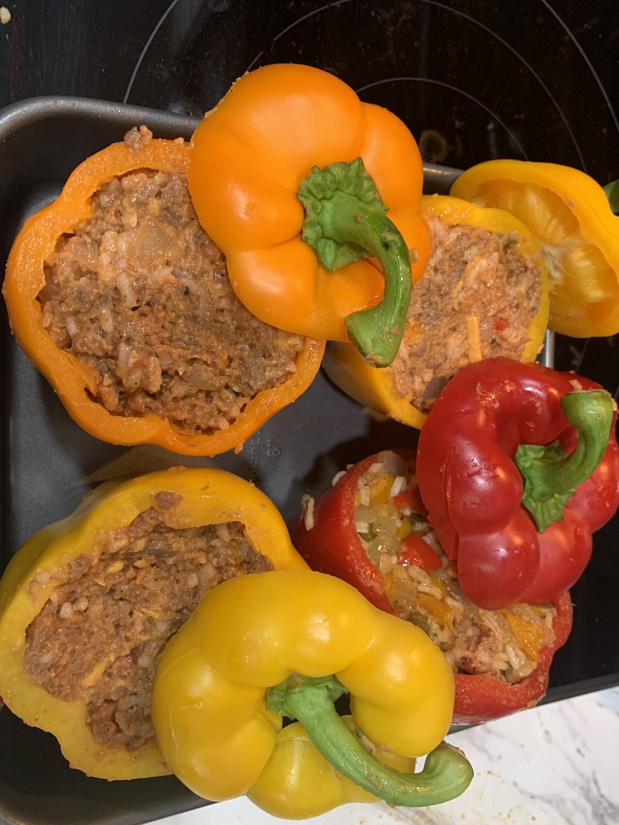 FeliciaMashell's tweet photo. #TeamNoMeat #MeatlessStuffedBellPeppers #vegan https://t.co/CDv772siHA
