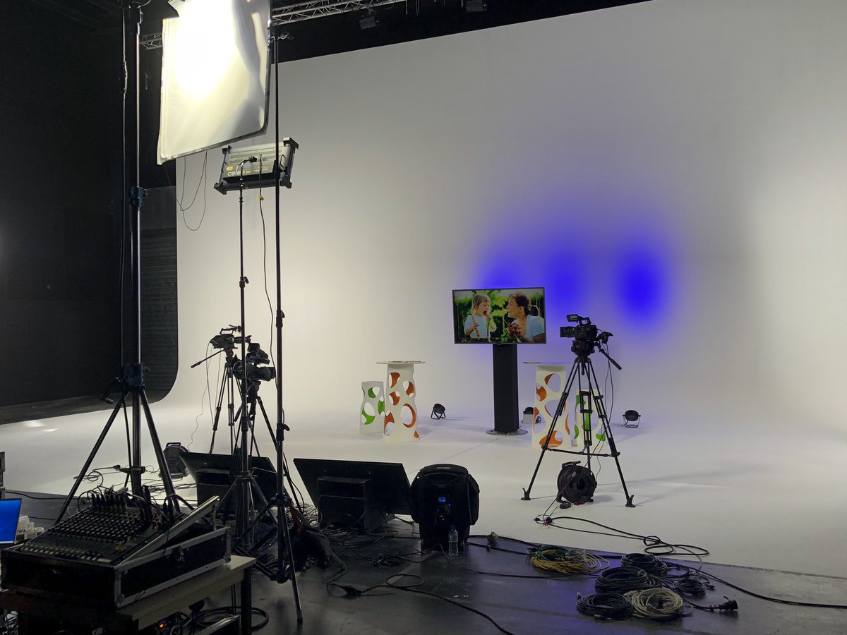 ACFX_STUDIO's tweet photo. Ça tourne toujours au Studio ACFX/Transpa même pendant cette période difficile. La semaine dernière nos amis de AvProd sont venus nous rendre visite, ainsi que l’équipe de « Braqueurs » pour Netflix. Bonne semaine à tous
#transpalux #avprod @NetflixFR @plaineimages https://t.co/qFNmjuz2fD