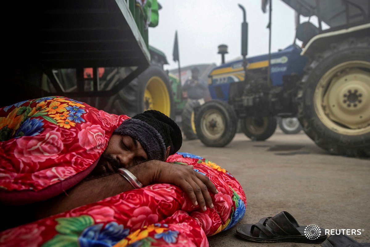 Thread.Today was an unusually cold & foggy morning. Here is how farmers prepared for another day of protests on Delhi border.  #FarmersProtest