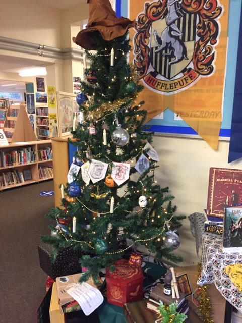 ExmouthCollege's tweet image. Christmas has arrived in the library! Visit on your year groups designated day and check out the Harry Potter Tree! Year 7-Mondays; Year 8-Tuesdays; Year 9-Wednesdays; Year 10-Thursdays. #ecclibrary #christmas #keepreading 📚🎄📚🎄📚🎄