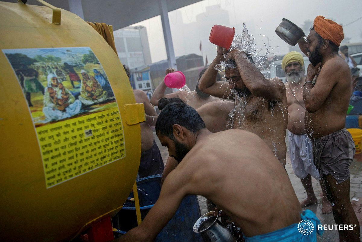 Some took shower at a nearby gas station as others prepared breakfast. A group of protestors listened to Gurban Kirtan (sacred Sikh hymns).