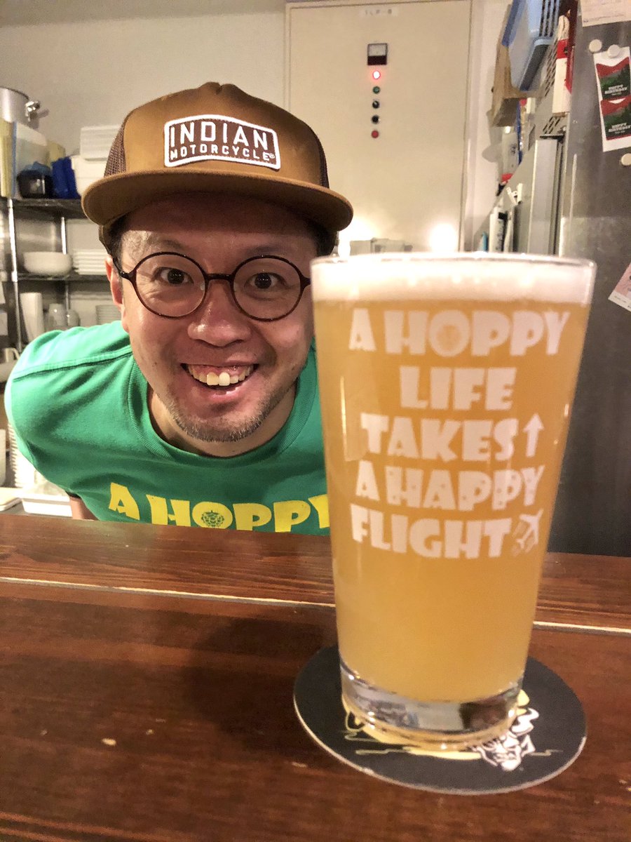 秋田市にある「ビアフライト」を訪れると、東北ならではの寒さを和らげてくれるような温かさで我々を迎え入れてくれた。店長の佐藤雅行にビールのおすすめを尋ねると、「全部」と教えてくれたので、そのアドバイスに従うことにした。