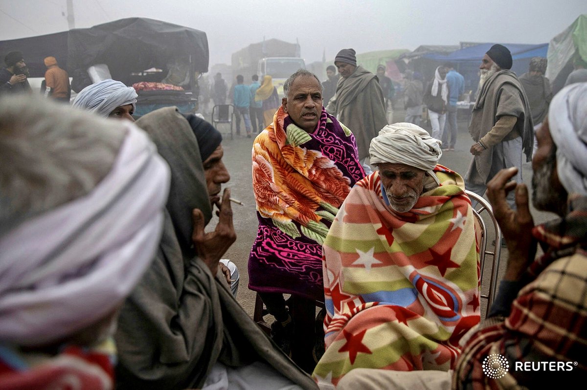 Thread.Today was an unusually cold & foggy morning. Here is how farmers prepared for another day of protests on Delhi border.  #FarmersProtest