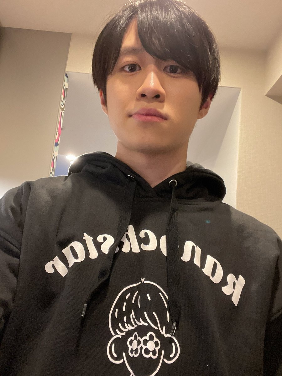 美品 カノックスター オリジナルイラストパーカー フリーサイズ YouTuber 僕のグッズが発売中ですよ❗️これはパーカーを着ている様子です❗️僕