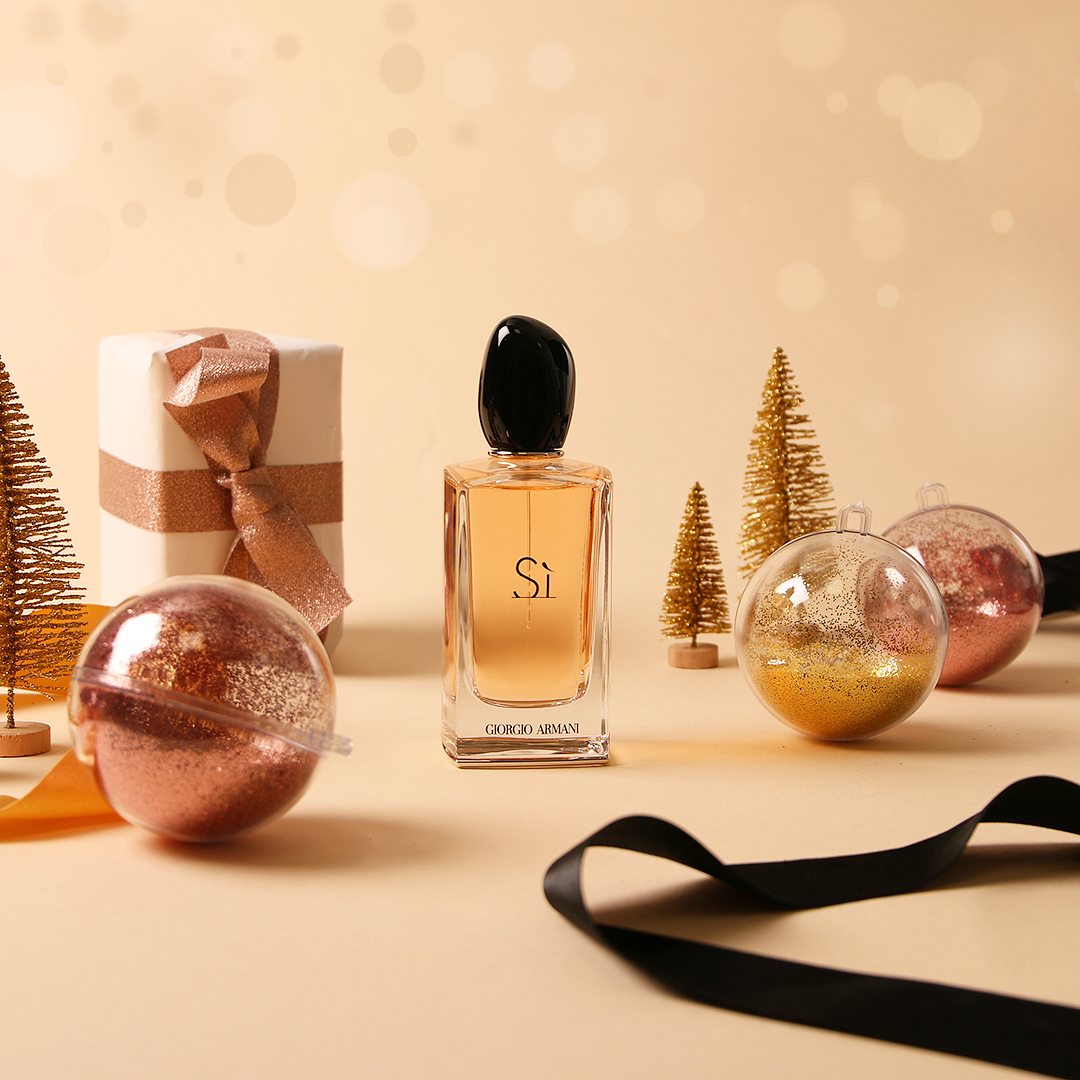 FragranceDirect's tweet photo. FOLLOW, LIKE &amp; RT TO WIN! 💫🎄 25 DAYS OF CHRISTMAS MAGIC GIVEAWAY 🎄💫 What if you said Si to entering our most festive competition series to date and winning a bottle of the stunning Armani SI?! (Ends 13/12/20, UK only, winner will be contacted via DM only. Good luck!) https://t.co/w6hyUsOBiZ