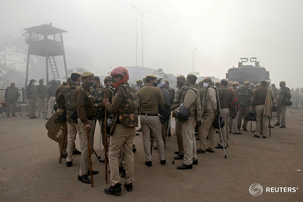 As protestors gathered on one side of the security barricades, police took up their positions on another side.  #FarmersProtest End of thread.