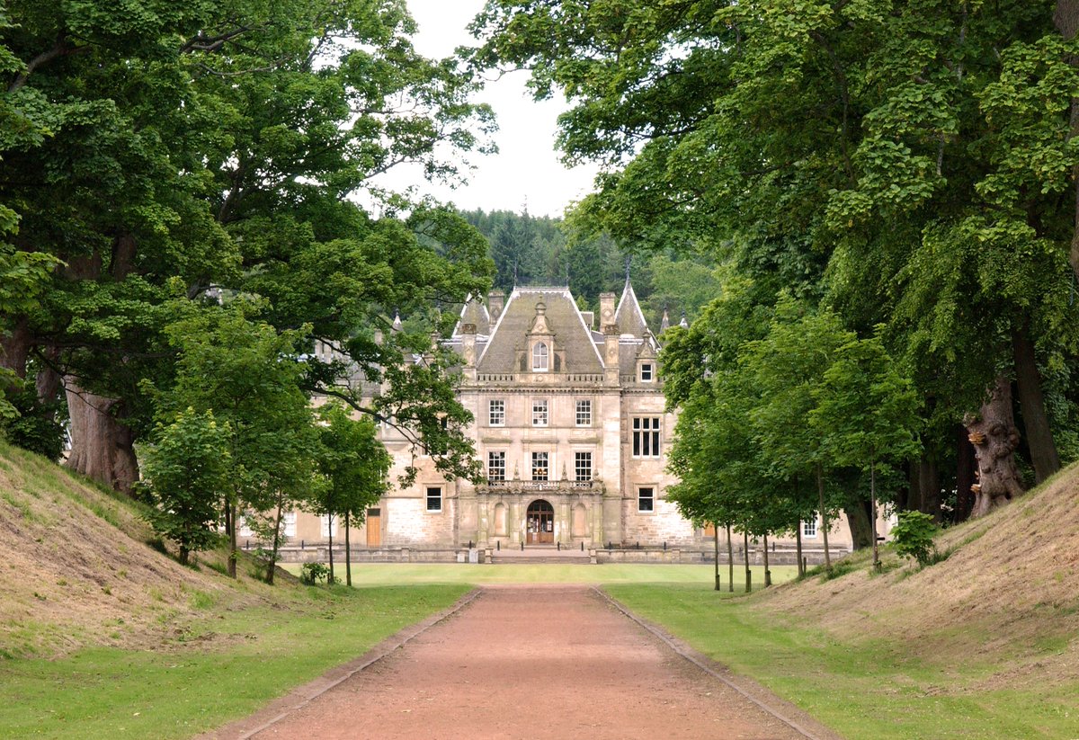 ScotlandFilming's tweet photo. Callendar House is found in Callendar Park, Falkirk. Located near the town centre the park and its amenities are free and a great place to stop for a picnic. In @Outlander_STARZ this houses kitchen is where the Duke of Sandringham met his fate at the hands of Murtagh. #outlander https://t.co/06eFn9WDTZ