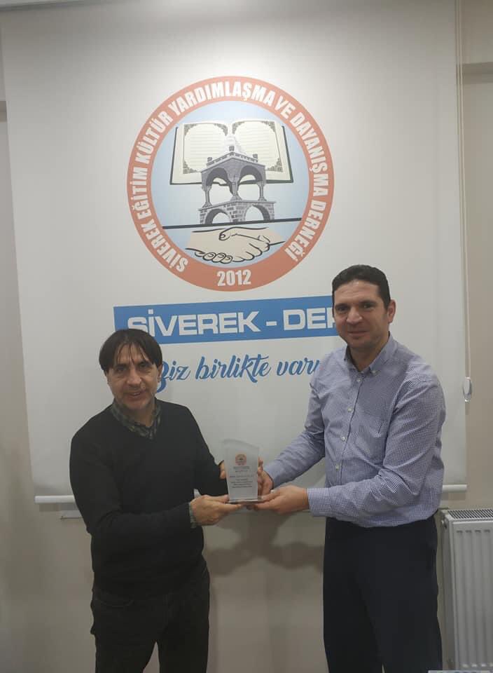 dkvsiverek's tweet photo. 25 Aralık 2019 Tarihinde Osman Atalay’ın verdiği ‘Bağımlılıkla Mücadele’ seminerinden kareler...
Bir daha o eski günlerdeki gibi salonlarımızı doldurmak dileğiyle..🤲
#bağımlılıklamücadele #tbt #geçmiş #dkvsiverek #davetvekardeşlikvakfı
#davetvekardeşlikgençliği https://t.co/Lz4fyM0FZB