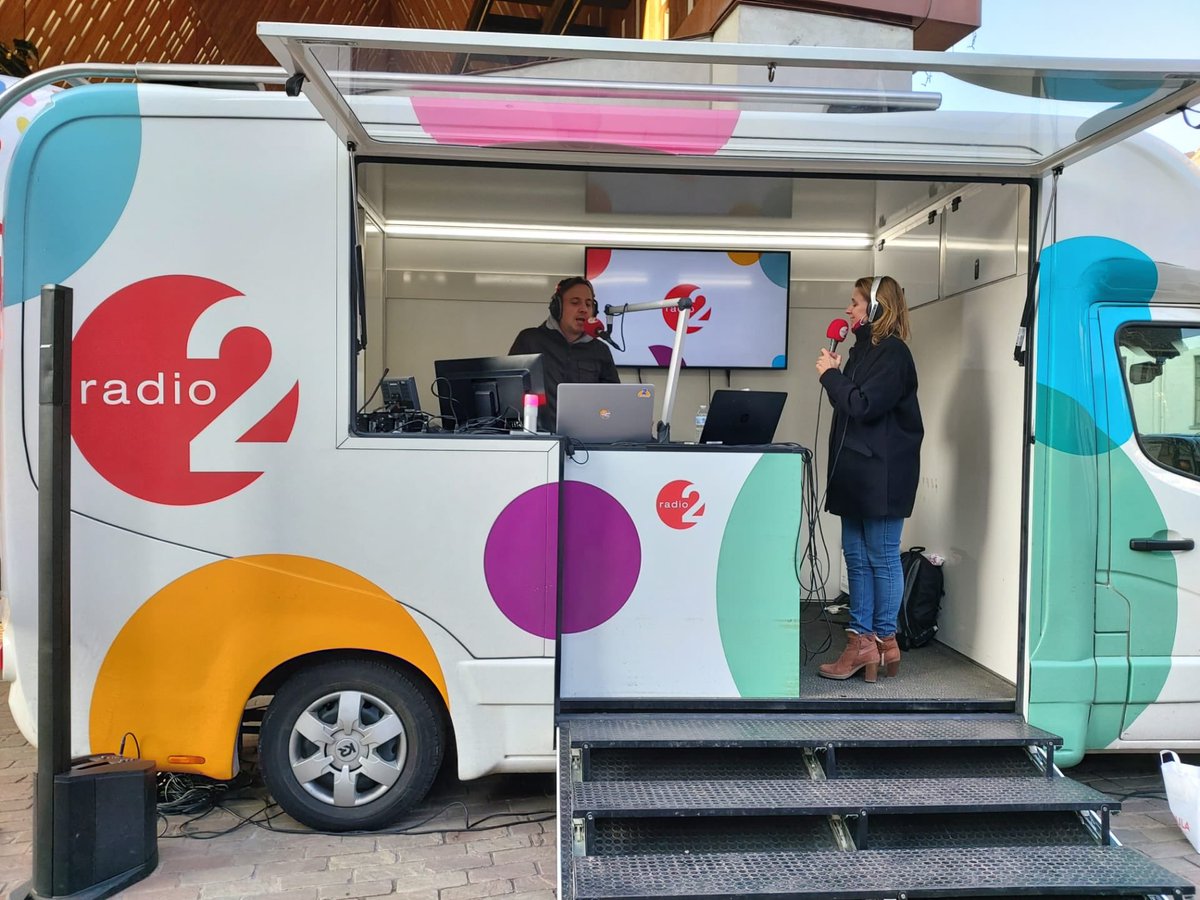 UNIZOvzw's tweet photo. Een extra aanmoediging van schepen @Stadgent @sofiebracke en directeur @UNIZO_OVL @JosVermeiren op @vrtradio2 om bewust lokaal te kopen - bij ondernemers van hier - in december, de Winkelhiermaand 🔥 #winkelhier https://t.co/0pIoZnNIGa