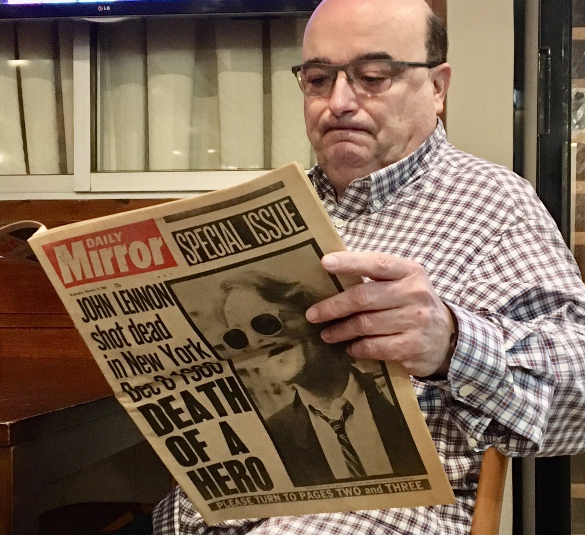IgnasiParedes's tweet photo. Fa 40 anys que guardo aquests diaris. Quina pena i quina ràbia. @johnlennon asesinat. El 1980 no hi havia Internet i per veure premsa extranjera calia anar als kiosks a comprar-la. I ara 40 anys després, segueixo tenint la mateixa ràbia i la mateixa pena. GIVE PEACE A CHANCE https://t.co/ZgZrtckU8q