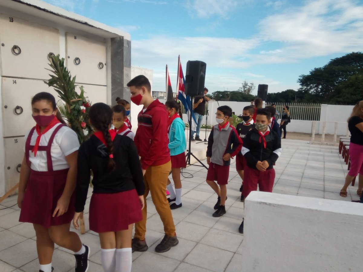 Alexand72834243's tweet photo. @dmesantodomingo 
Nuestro mayor tributo a nuestros héroes mártires en este 7de diciembre.
#SomosCuba 
#SomosContinuidad https://t.co/ndPMnm7ymi