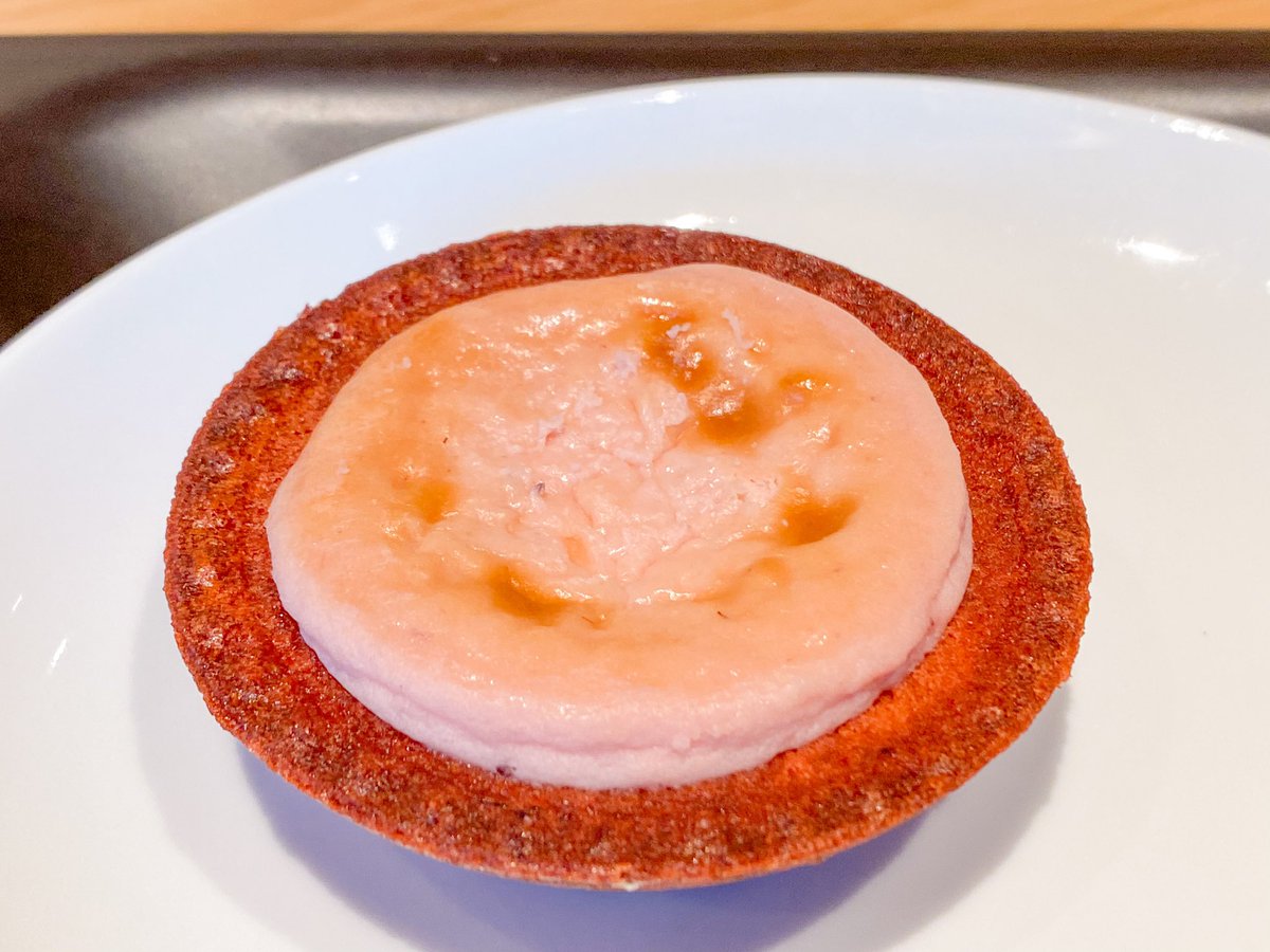 Sweets中山 背景美塾 昨日から発売されたbake Cheese Tart スターバックス あまおう苺のチーズタルト 有名なbakeとのコラボタルト 一口食べると甘酸っぱい味でクリームチーズの甘味もあり いちごの甘さとラズベリーの酸味で どのコーヒーにも合うかも