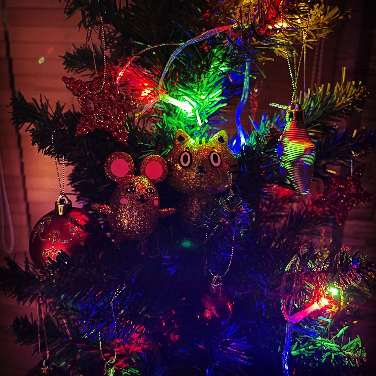 どうしても干支にはいりたい 公式アカウント プレゼント企画 キラキラのネコとネズミと一緒にクリスマスを過ごしてみませんか どう干支2視聴者の中から抽選で5名の方に クリスマスツリーオーナメントネコ Amp ネズミセット をプレゼント致します