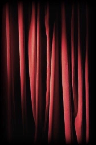 CFab50's tweet photo. Ogni libro deve cominciare 
con una pagina vuota 📖
Meglio se scura ..
rosso scuro, blu scuro ..
a seconda del colore della copertina. 
Quando apri un libro, è come se fossi a teatro. 
Il sipario copre il palcoscenico. 🎭
Tu lo tiri da parte e ha inizio la rappresentazione. https://t.co/5b0WN3F6qp