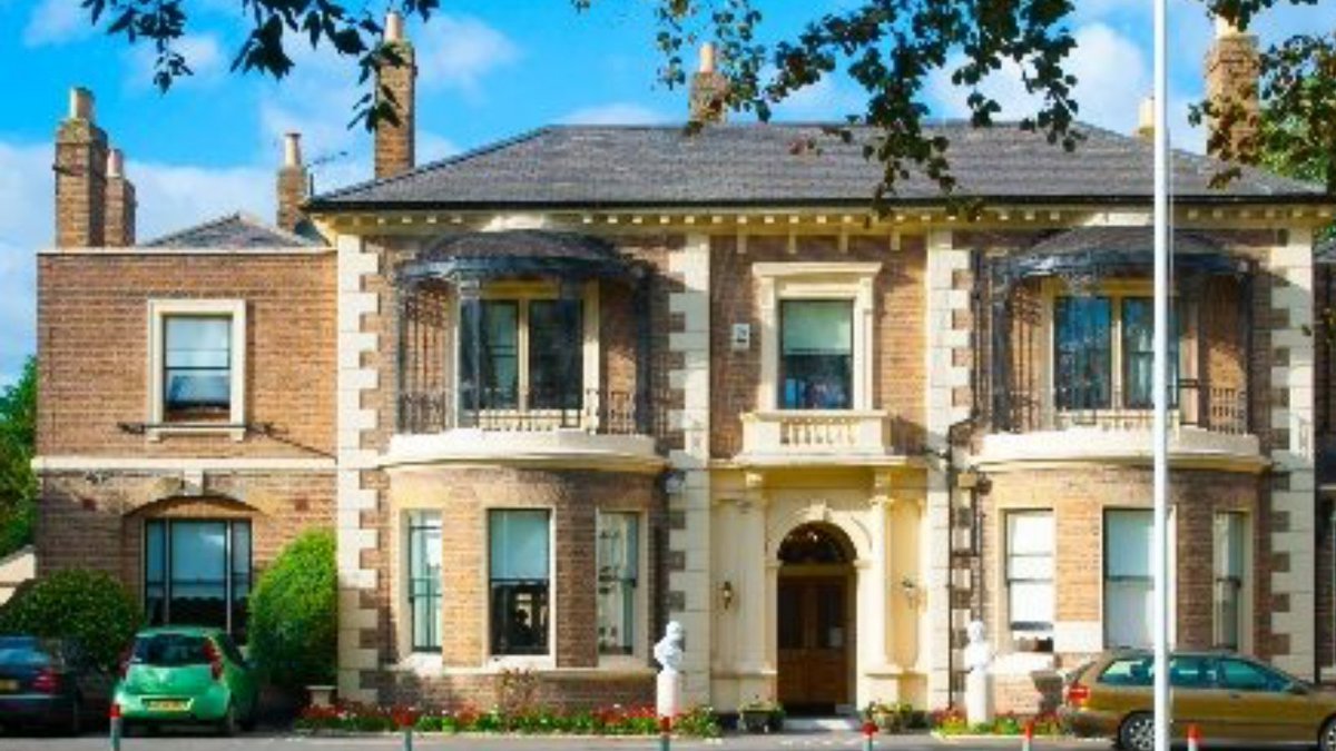 The #RoyalVariety Performance will be on ITV tonight at 8pm!

I'm happy to support and be a part of the Brinsworth House film at the beginning of the <a href="/RoyalVariety/">Royal Variety</a> Performance again this year.

Congratulations to <a href="/GilesCooper/">Giles Cooper</a> for getting a show together despite #covid19.