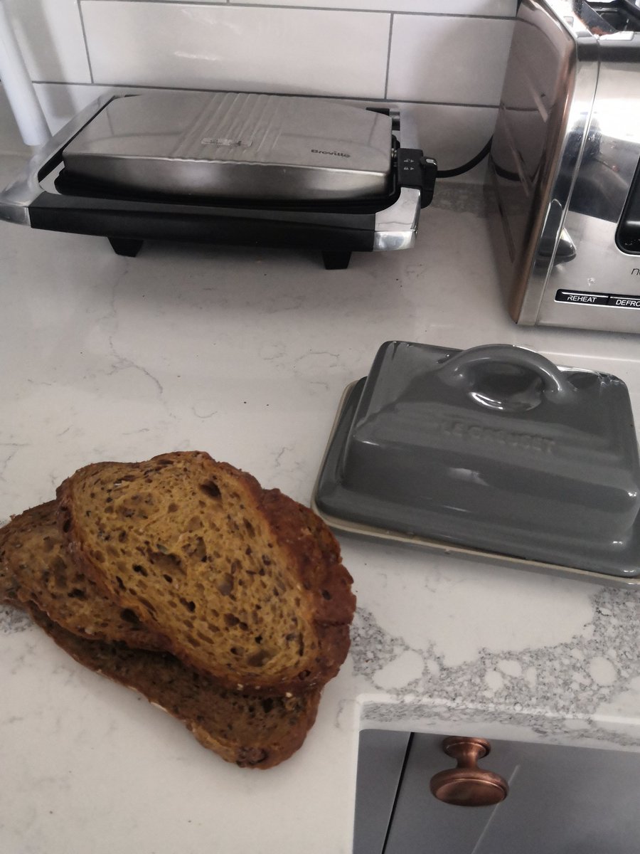 leonagraham's tweet photo. Thank you for your concern. I took the opportunity to have a snack during the song. #freebird #djBreak https://t.co/rDSNkYn9AJ