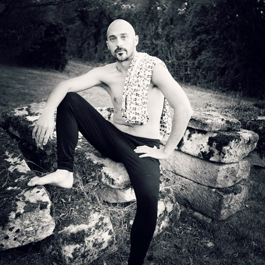 maisontfk's tweet photo. On lance une nouvelle production de pantalons d’intérieur au vu du succès de ceux-ci. 

Commande avant ce soir minuit et livraison avant Noël !

📸 @agencedenatt 

#pants #homewear #yogapants #yogawear #loungewear #yoga #bambooclothes #sustainablefash… https://t.co/cVTl3Ahs1g https://t.co/LbHe2iZXV5