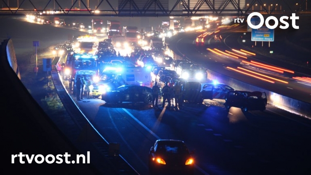 A35 ter hoogte van Almelo afgesloten na ongeval, verkeer richting Wierden staat stil. #rtvoost.