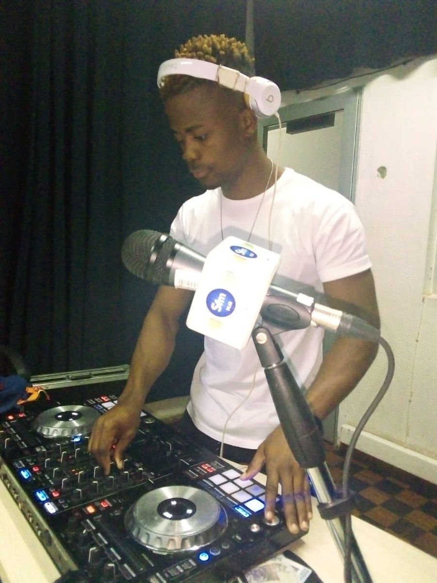 eumellass0's tweet photo. O DJ frances 👏👏👏👏👏 https://t.co/mJ7OoZbOh7