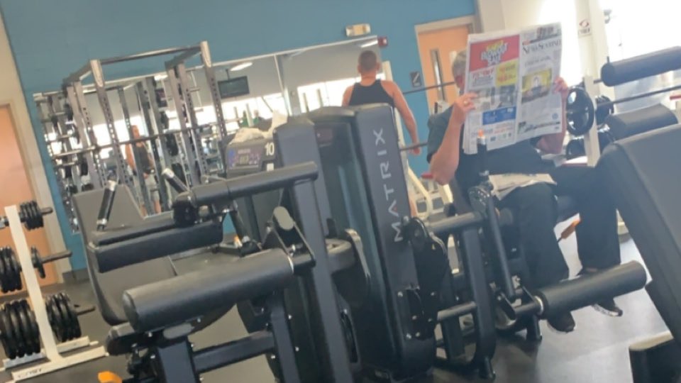 KneeAllOh's tweet image. Take your time with your NEWSPAPER sir... not like others are trying to use the machines

#IHatePeople