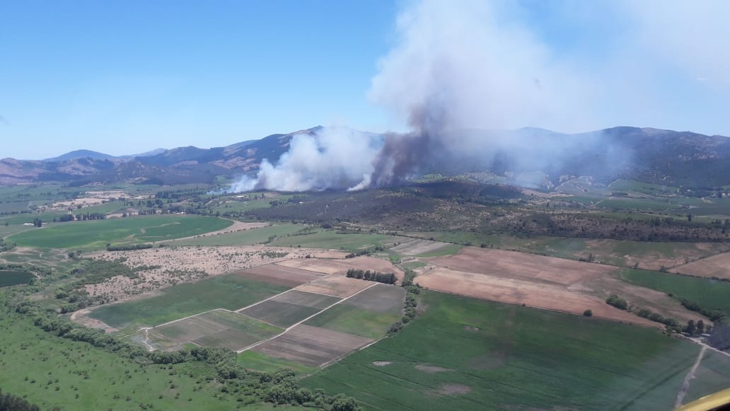 Ahora se reporta incendio forestal en la comuna de San Javier..  brigadas de conaf y arauco trabajan en el sector con recuros aéreos y terrestres para lograr su control ....