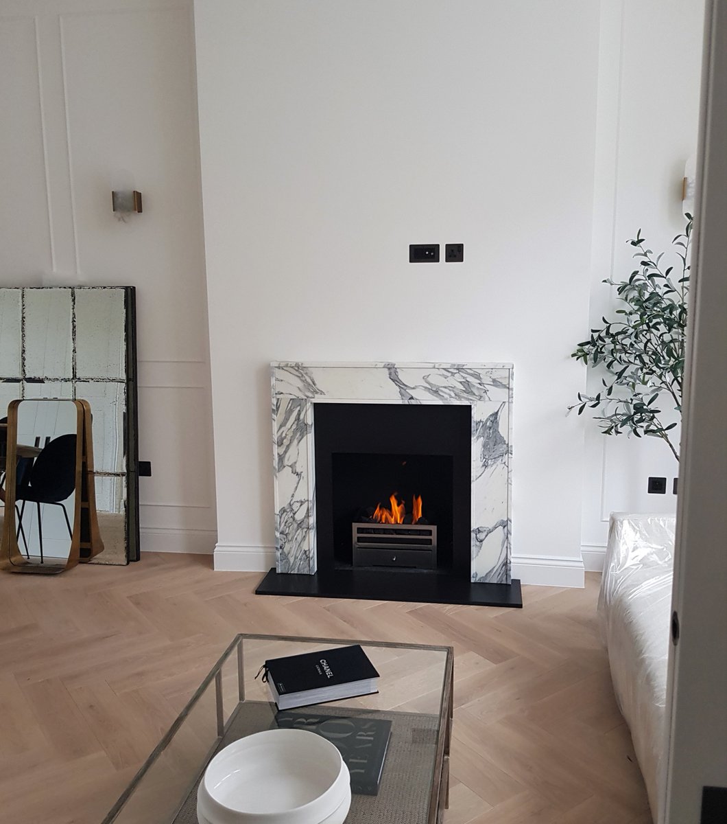 SignatureFires's tweet image. Bespoke fireplace surround in Arabescato Classico Marble quarried in Italy, shown with Italian Black slate hearth and slips , polished steel Soho fire basket with 6.9Kw gas fire 
Chelsea, SW3