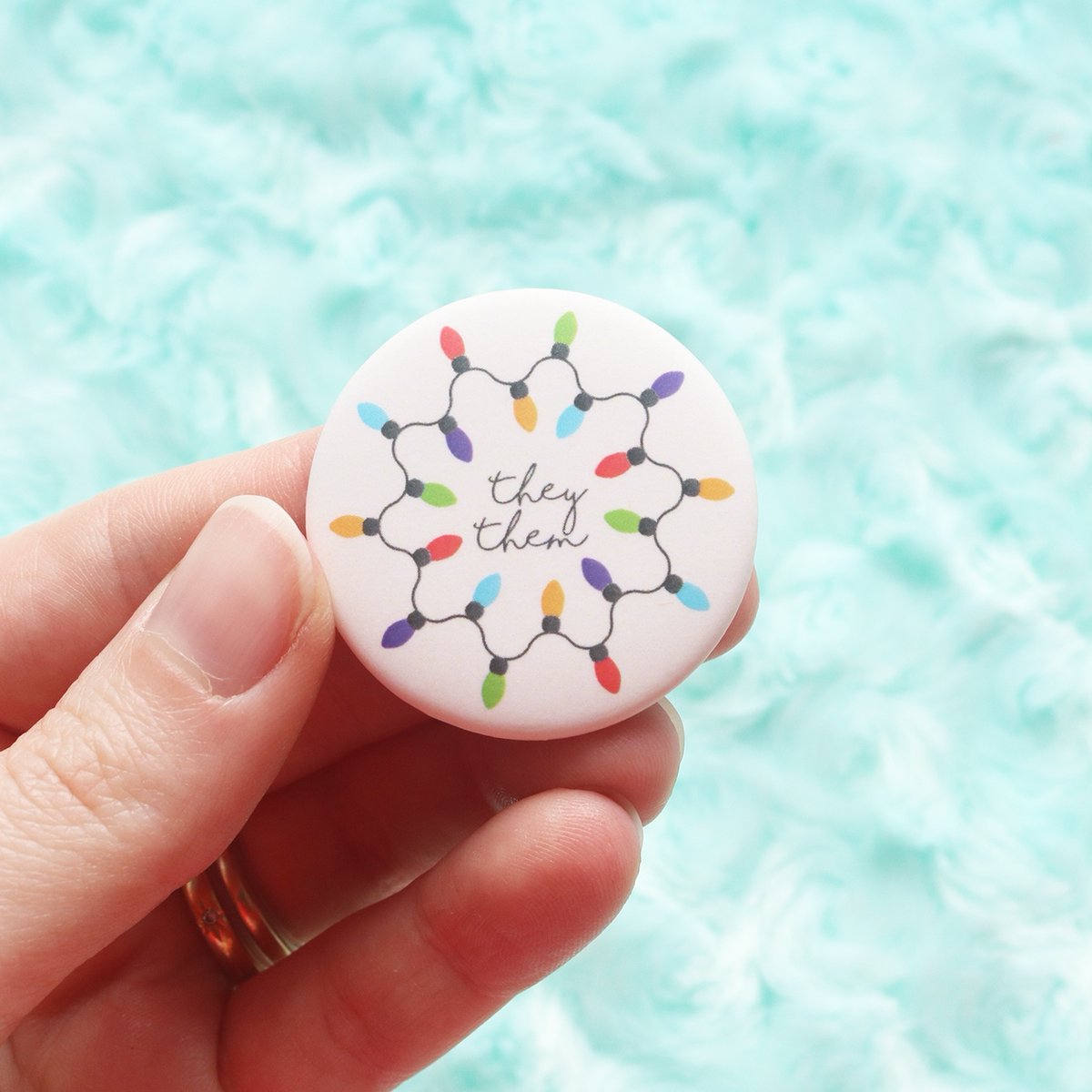 dbl_feature's tweet photo. ๐ Are you a rainbow lights or white lights kinda decorator?
#holidaypronouns #holidaybuttons #pronounbuttons #holidaylights #deckthehalls #christmasbutton #pronouns #pronounbutton #gender #genderfluid #trans #transgender #transpride #lgbt #pride #lgbtqbuttons #ally #rainbow https://t.co/NUOmGQAyoM