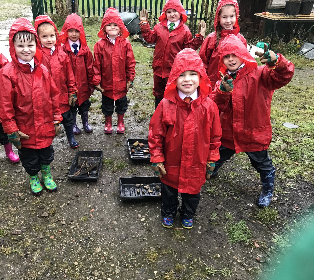 MrsBatemanFS's tweet image. Year 1 have been investigating 3 of their senses today: hearing, touch and sight.  We also checked out some puddles and played ‘stuck in the mud’ for real!  @UnityBlackpool