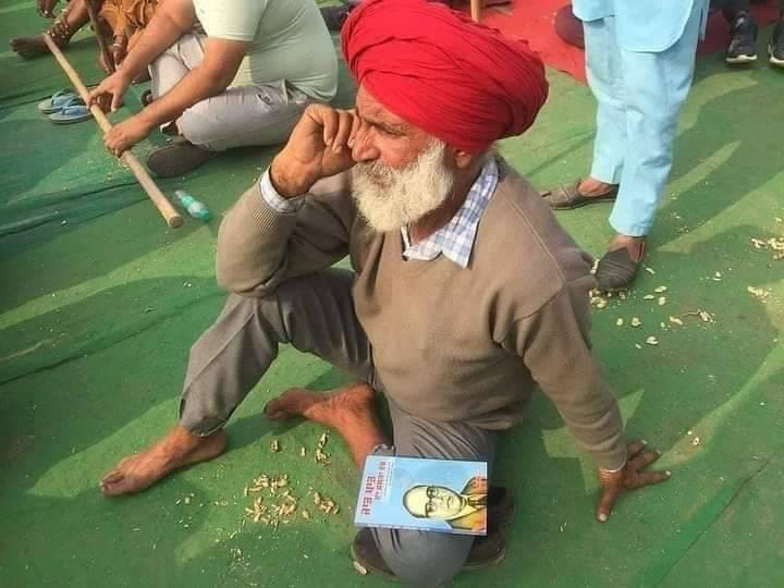 AdvRohitSingh's tweet photo. #आज_भारत_बंद_है
#8दिसंबर_भारत_बंद
#IndiaSupportFarmerProtest
किसान आंदोलन की ये तस्वीर बहुत मायने रखती है। क्योकि आंदोलन वही सफल होता है जो विचारधारा के साथ लड़ा जाता है। https://t.co/W4jUiyVwP4