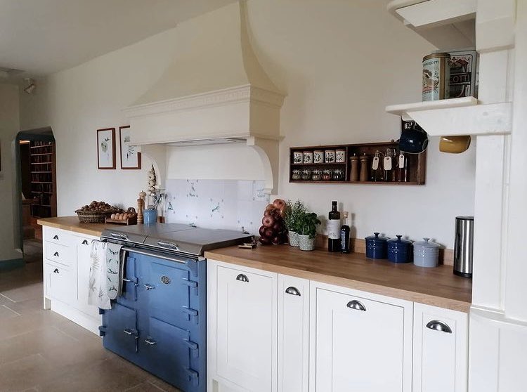 We’re loving the cosy country feel of this kitchen at @frampton_court. Our Dusky Blue cooker compliments these white cabinets perfectly!
 
#Everhot #heatstoragerangecooker #rangecooker #kitchen #kitchendesign #luxury #design #cookers #kitchenideas #statementkitchens #duskyblue